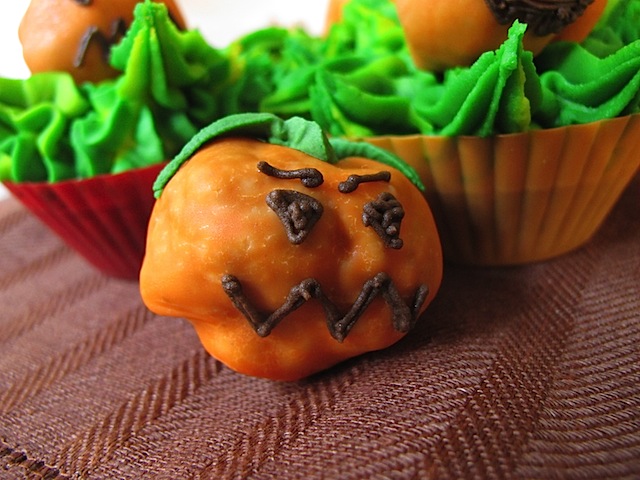 Evil pumpkin patch cupcakes - Maison Cupcake