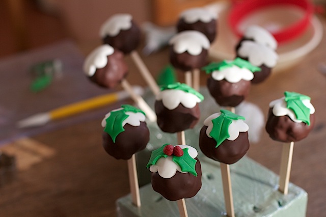 Christmas-pudding-cake-pops