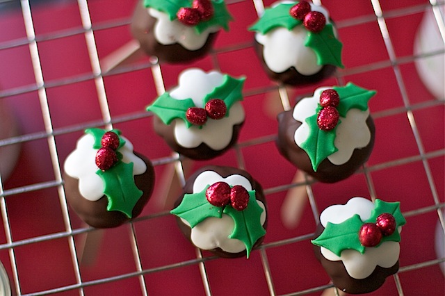 Christmas pudding cake pops