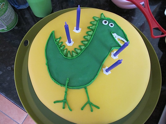 george-dinosaur-peppa-pig-cake