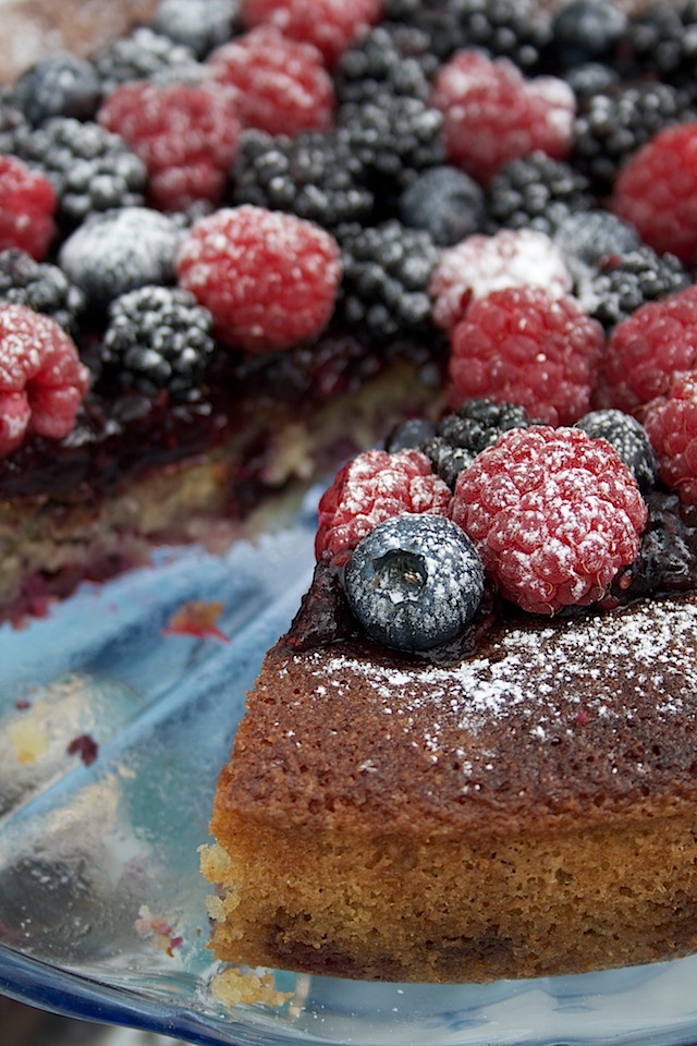 scandalicious-blackberry-cake