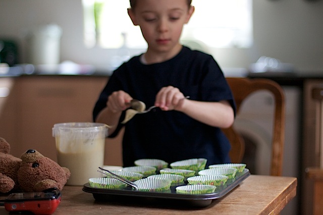 Children baking cakes at MaisonCupcake.com