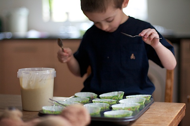 Children bake cakes at MaisonCupcake.com