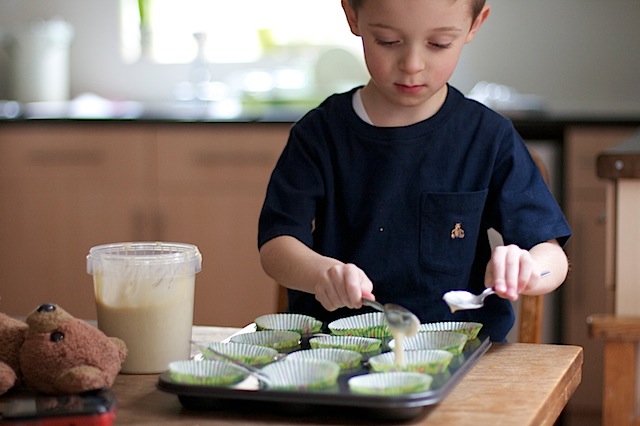 Children making cakes at MaisonCupcake.com