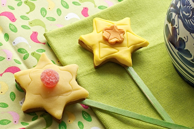 close-up-daffodil-cookie-pops