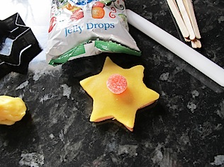 daffodil-cookie-with-silver-spoon-jelly-sweets