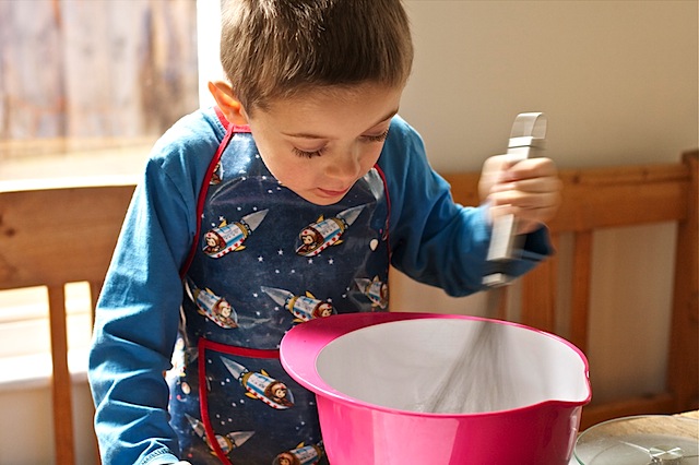  Bake-muffins-with-kids