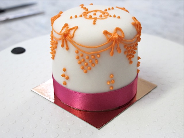 Mich-Turner-Little-Venice-Cake-Company-swags-bows-design
