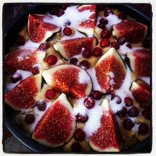 Gluten-free-fig-cake-with-red-currants