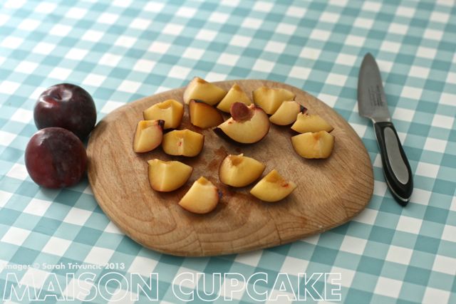 Coconut and plum cupcakes - covered with glace icing made with coconut milk #cupcakes #autumn #baking #recipes 