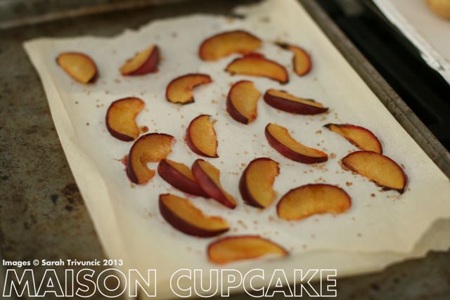 Coconut and plum cupcakes - covered with glace icing made with coconut milk #cupcakes #autumn #baking #recipes 