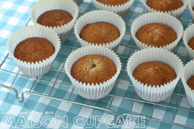 Coconut and plum cupcakes - covered with glace icing made with coconut milk #cupcakes #autumn #baking #recipes 