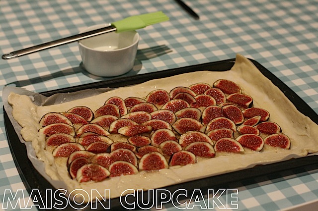 Dead easy dessert idea: fig tart using puff pastry by MaisonCupcake.com #baking #recipes #pastry