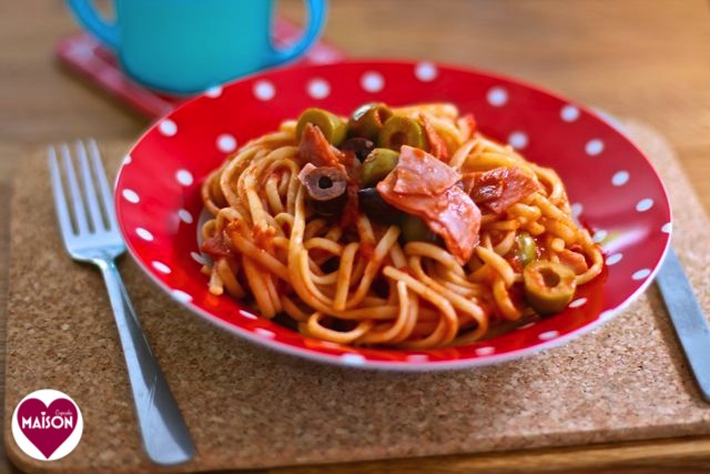 Linguine ham and olives a speedy supper recipe at MaisonCupcake.com #pastarecipes #pasta #tomatoes #ham #familyfood 