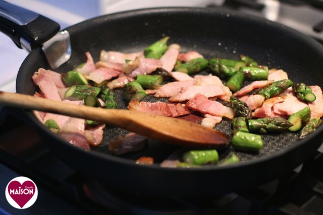 Frying asparagus and bacon in tefal frying pan