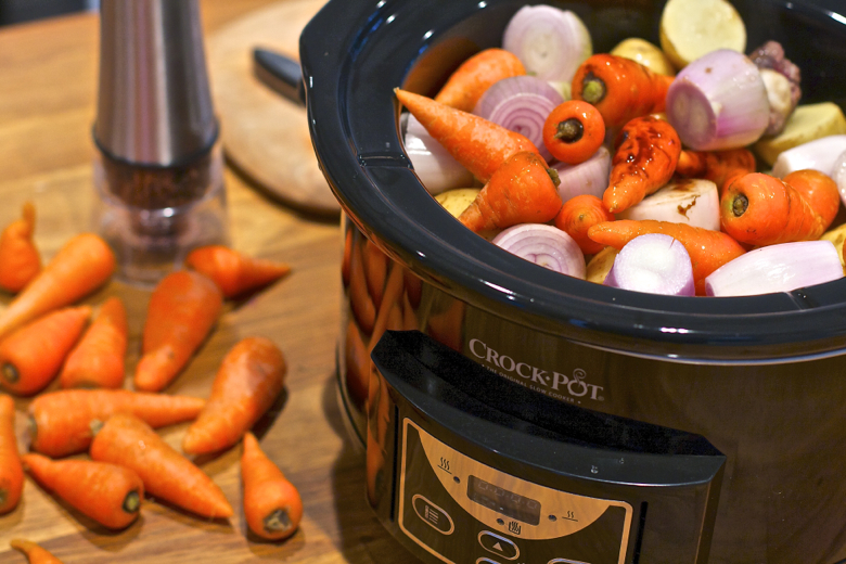 Crock-Pot 4.5 quart slow cooker - Making beef stew [unboxing