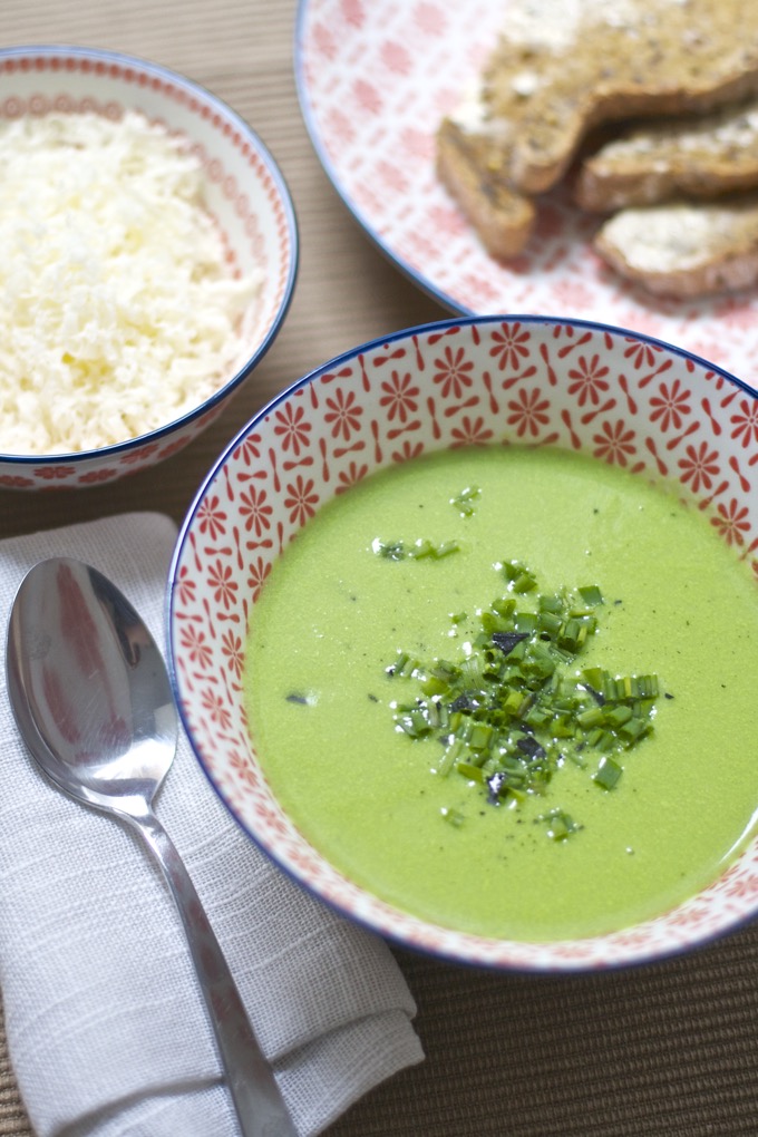 Vitamix pea soup with cheese and chives - 1