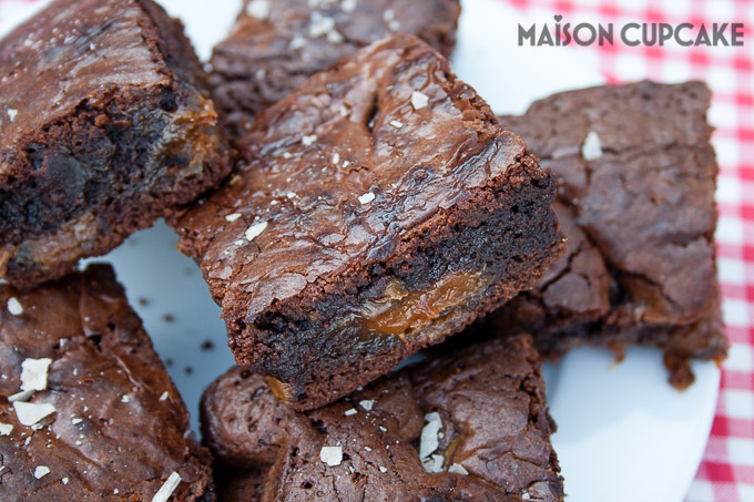 Dulce de Leche Brownies chocolate traybake at MaisonCupcake.com