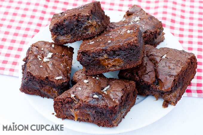 Dulce de Leche Brownies chocolate traybake at MaisonCupcake.com