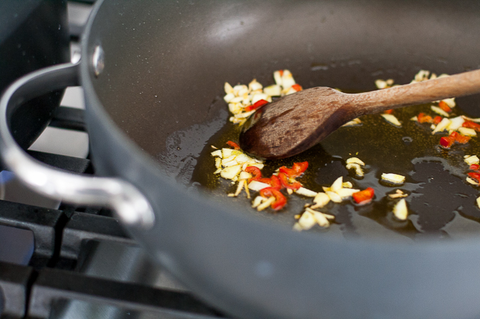 Frying garlic and chilli in oil