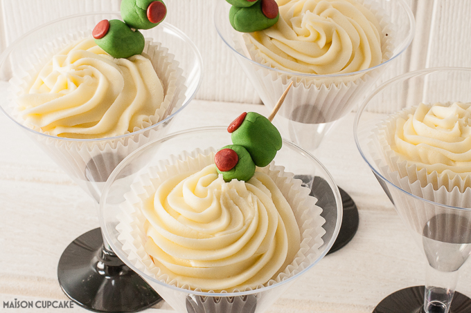 Two ways to make James Bond party cupcakes