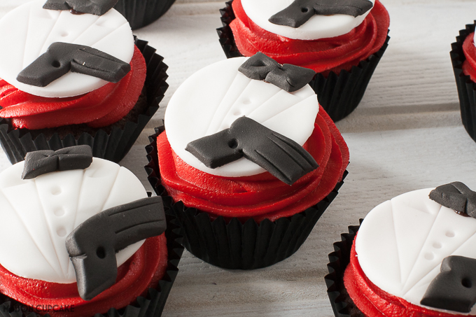 Two ways to make James Bond party cupcakes