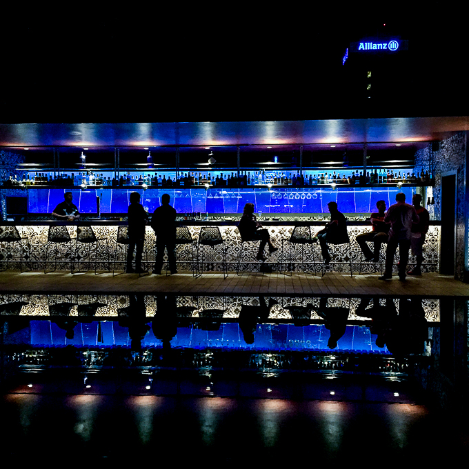 Hotel Catalonia Barcelona Plaza - poolside bar at night