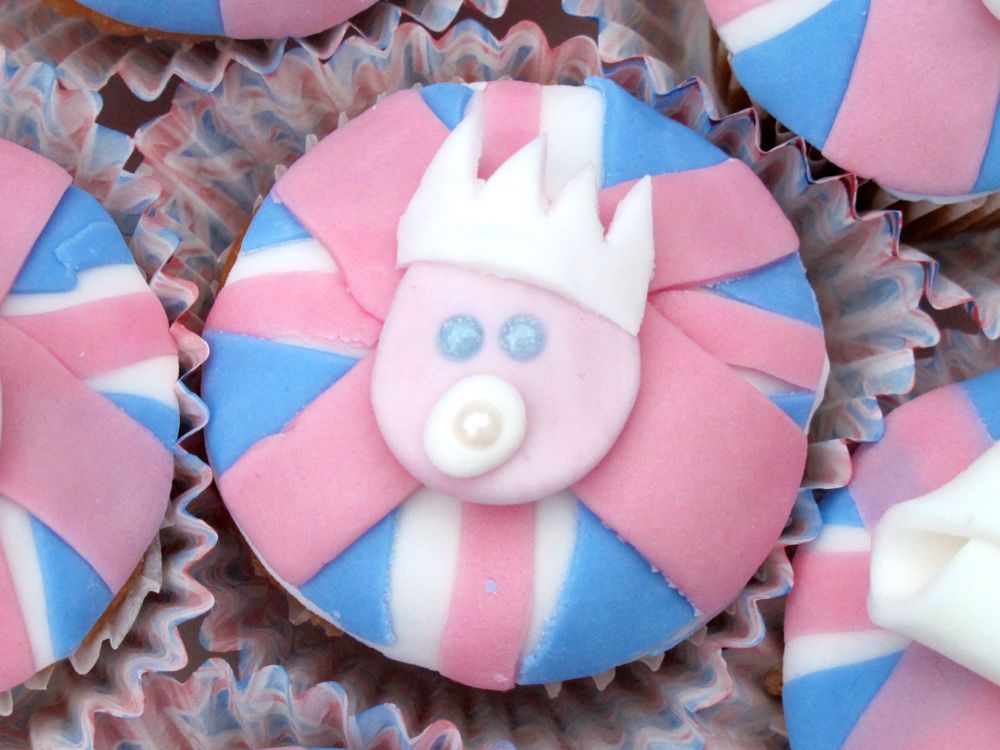 BabyCentre royal baby cupcakes - 13