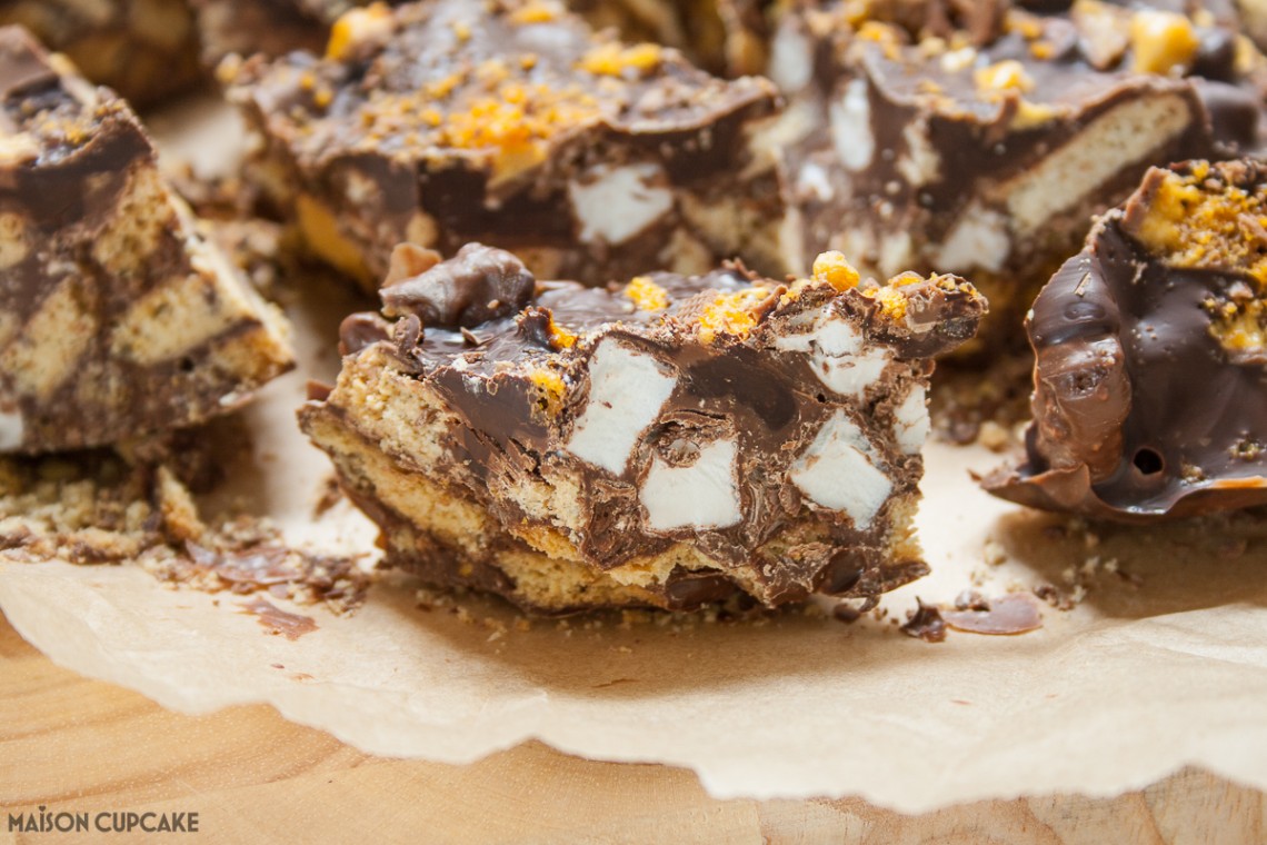 Make these super chunky gold honeycomb topped Crunchie Rocky Bars with just 4 ingredients - easy no bake recipe to make with kids