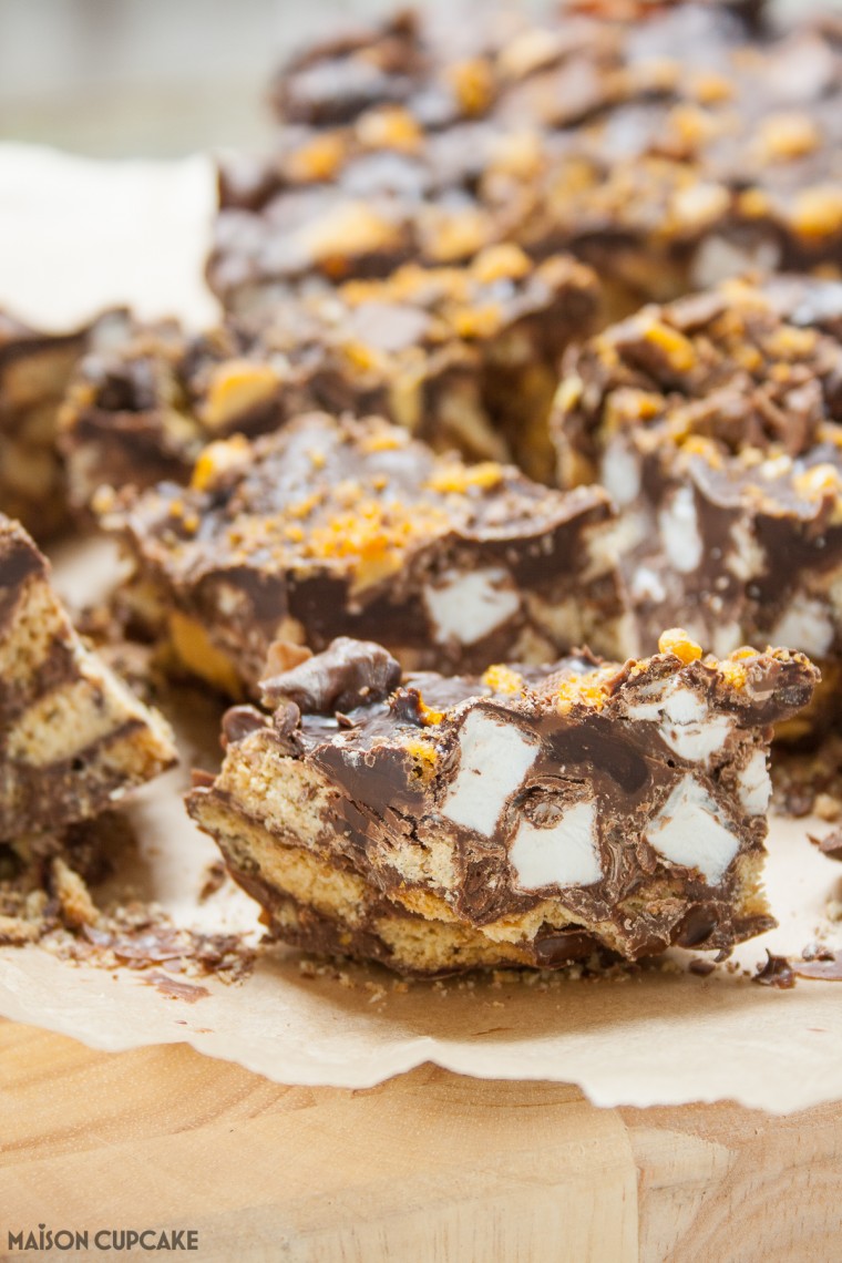 Make these super chunky gold honeycomb topped Crunchie Rocky Bars with just 4 ingredients - easy no bake recipe to make with kids