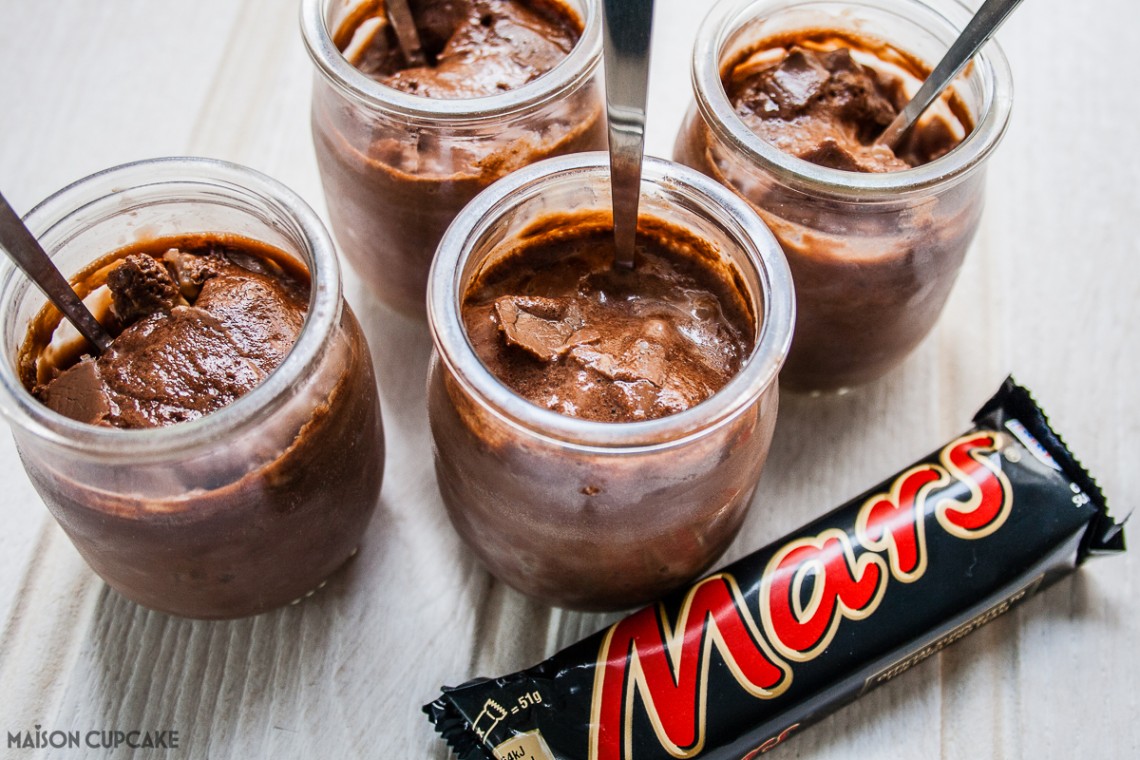 Make these easy Mars Bar Slow Cooker Rice Puddings with just 4 ingredients! Really simple dessert recipe that just needs stirring occasionally whilst you get on with your day!