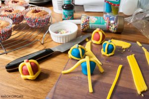 Making crowns with sugarpaste