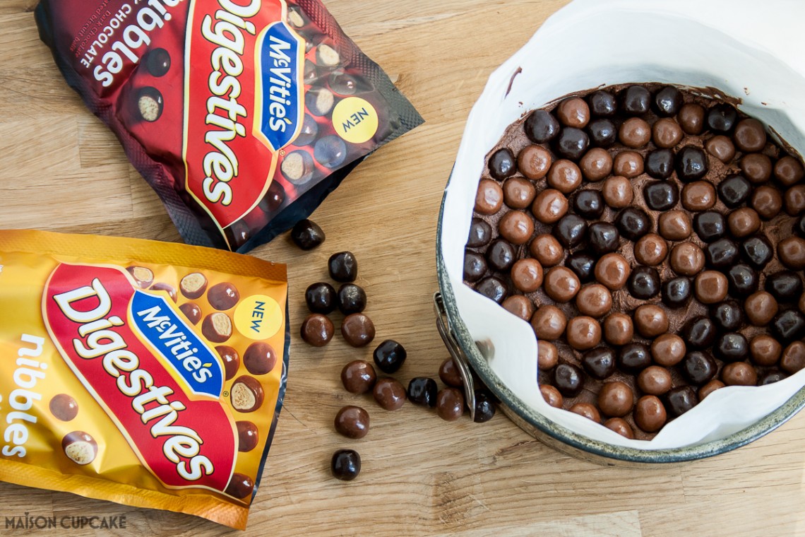 Step by step easy no bake five ingredient chocolate quark cheesecake recipe with McVities Digestives Nibbles #McVitiesNibbles #Ad