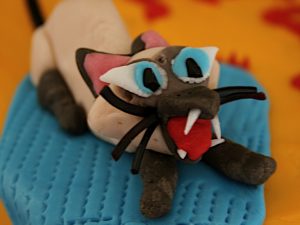 Siamese cat cake decoration
