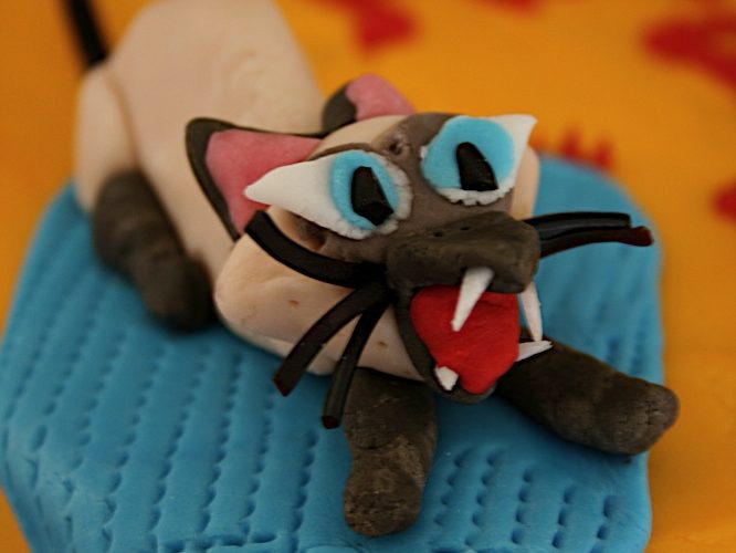 Siamese cat cake decoration