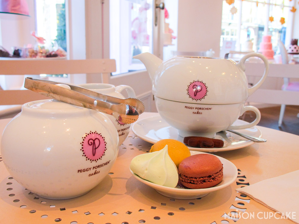 Peggy Porschen Cafe London - Teapots Meringue Macarons