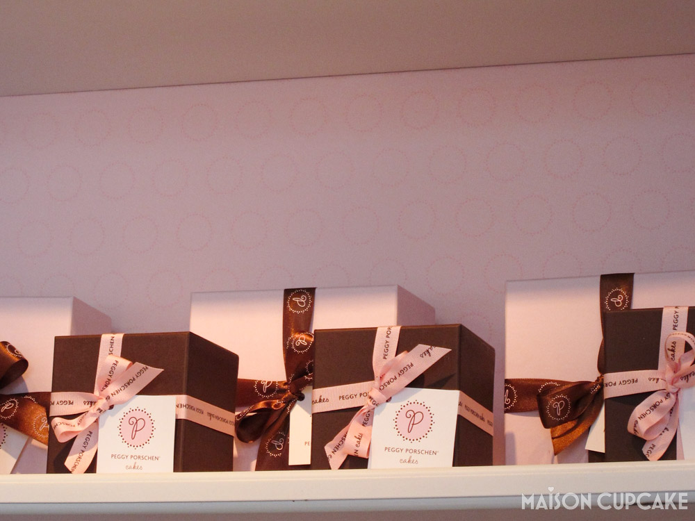 Peggy Porschen Packaging at her cafe London - pink and brown boxes with ribbons