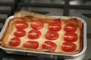 Quick quiche with tomato and cream cheese