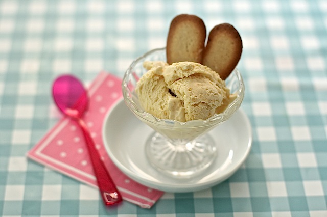 Apricot ice cream with amaretto - Maison Cupcake