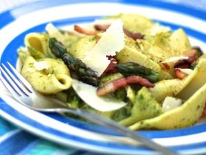 Giant pasta shells with pesto, aparagus and bacon