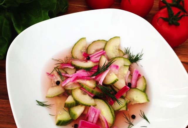 How to make these pretty overnight dill cucumber pickles with red onion